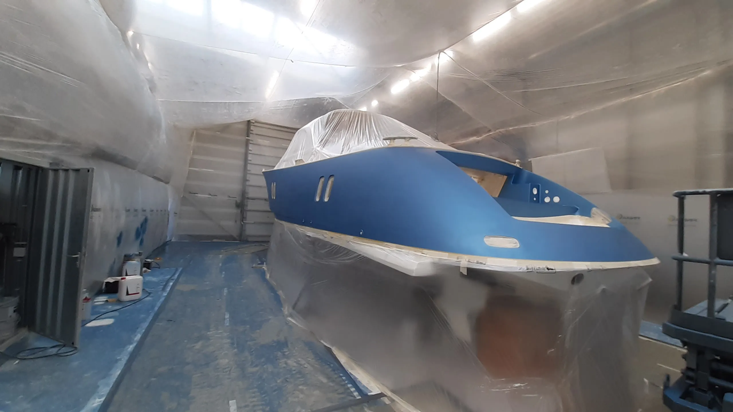 Zeelander yacht with metallic blue topcoat — Aurora Yacht Painting