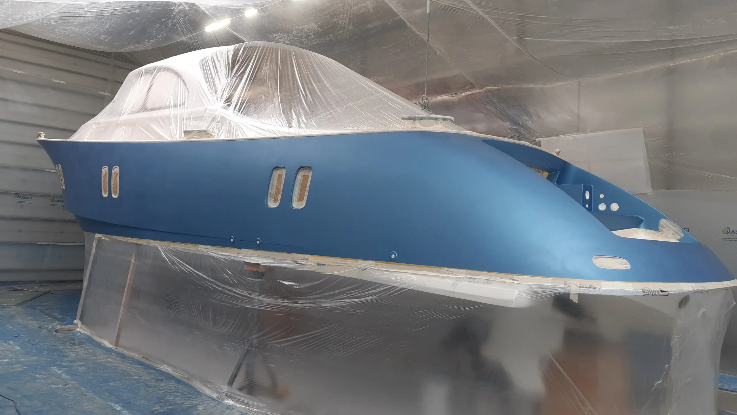 Zeelander yacht in the spray booth — Aurora Yacht Painting